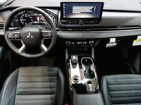 New 2025 Mitsubishi Outlander SE image 16