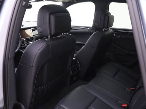 Certified 2024 Porsche Macan image 17