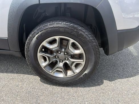 Used 2019 Jeep Cherokee Trailhawk w/ Cold Weather Group AWD/4WD image 18