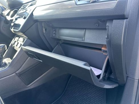 Used 2021 Volkswagen Tiguan SE image 32