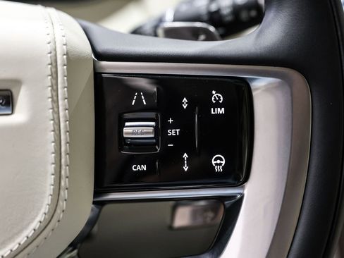 Used 2025 Land Rover Range Rover SE AWD/4WD image 16