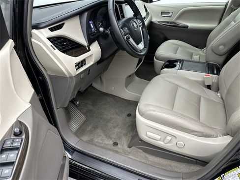 Used 2015 Toyota Sienna XLE image 11