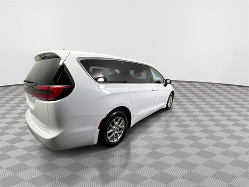 Used 2024 Chrysler Pacifica Touring-L image 8