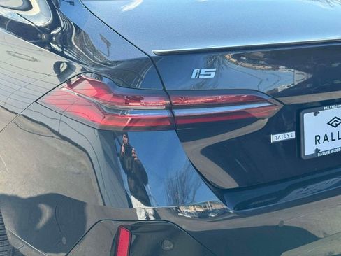 Certified 2025 BMW i5 xDrive40 w/ M Sport Package image 9
