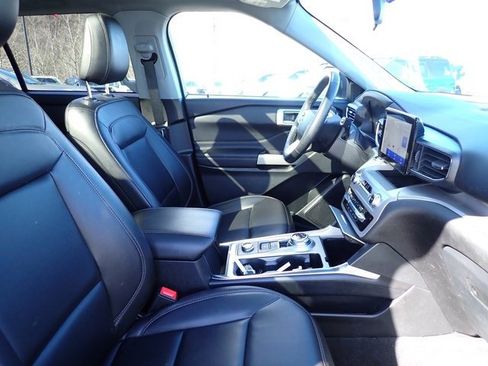 Used 2023 Ford Explorer XLT w/ Equipment Group 202A image 10