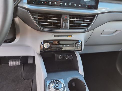 Used 2025 Ford Escape SE w/ Class II Trailer Tow Package image 17