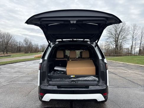 New 2025 Land Rover Discovery Dynamic SE image 9