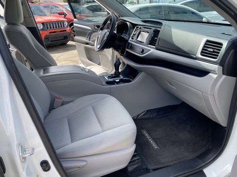Used 2018 Toyota Highlander LE FWD image 24