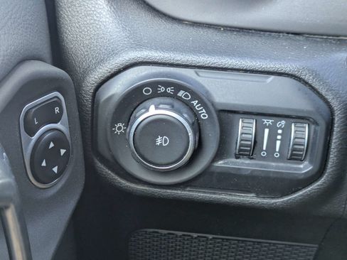 Used 2020 Jeep Wrangler Unlimited Sahara AWD/4WD image 22
