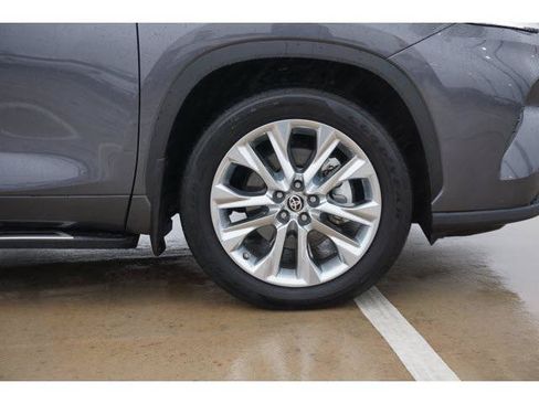 Certified 2021 Toyota Highlander Limited AWD/4WD image 15