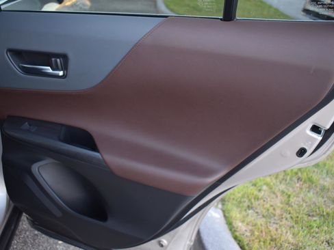 Used 2021 Toyota Venza Limited image 46