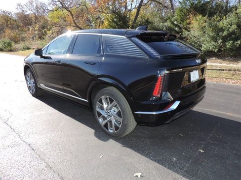 New 2026 Cadillac Optiq Luxury 2 image 7