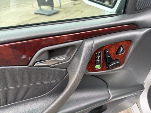 Used 2000 Mercedes-Benz E 320 4MATIC Wagon image 37