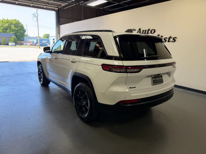 Used 2024 Jeep Grand Cherokee Altitude AWD/4WD image 2
