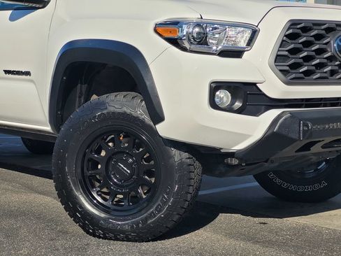 Used 2022 Toyota Tacoma TRD Off-Road w/ Technology Package AWD/4WD image 3