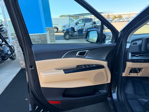 Used 2024 Kia Carnival LX image 13