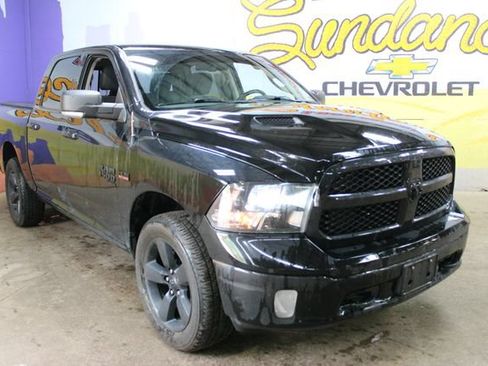 Used 2019 RAM 1500 Classic SLT w/ Black Appearance Group AWD/4WD image 2