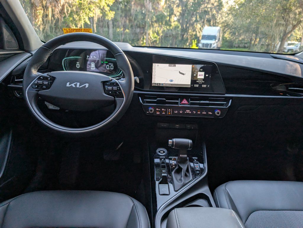 Used 2025 Kia Niro EX FWD image 11