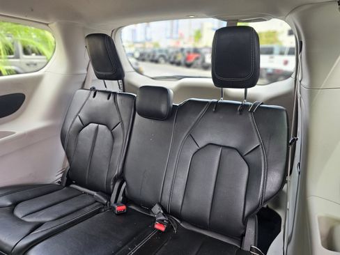 Used 2024 Chrysler Pacifica Limited FWD image 27
