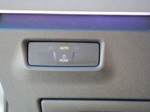 Certified 2025 Volkswagen Tiguan SE AWD/4WD image 24