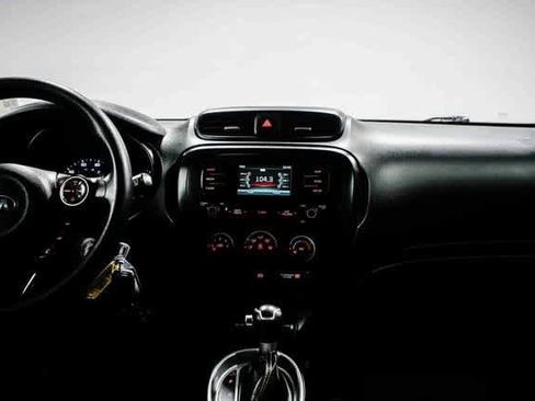 Used 2016 Kia Soul + image 12