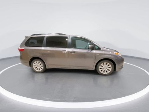 Used 2017 Toyota Sienna XLE image 9