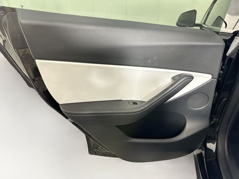 Used 2021 Tesla Model Y Long Range AWD/4WD image 25