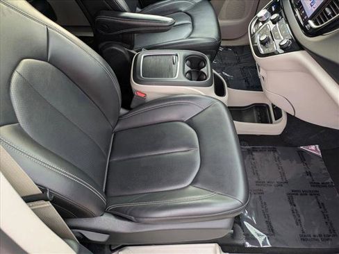 Used 2023 Chrysler Pacifica Touring-L FWD image 20