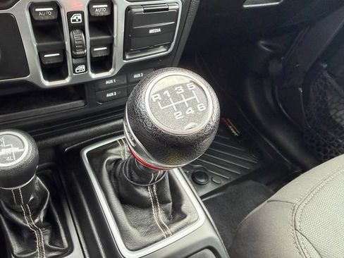 Used 2018 Jeep Wrangler Unlimited Sahara AWD/4WD image 27
