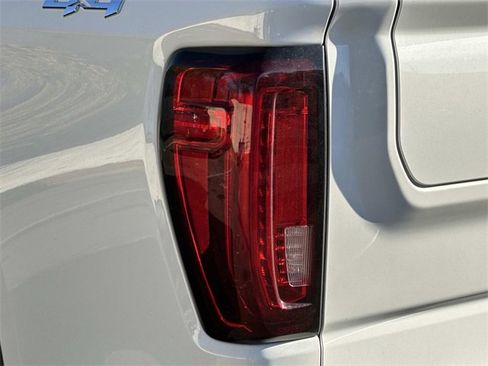 Used 2025 GMC Sierra 1500 SLT image 6