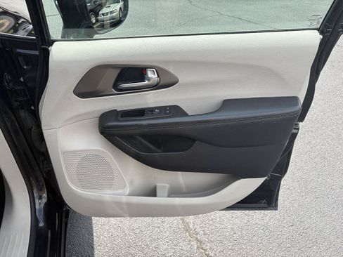 Used 2019 Chrysler Pacifica Limited FWD image 19