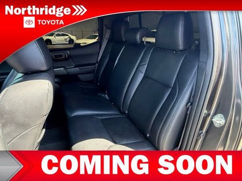 Used 2017 Toyota Tacoma TRD Off-Road w/ Premium & Technology Package AWD/4WD image 7
