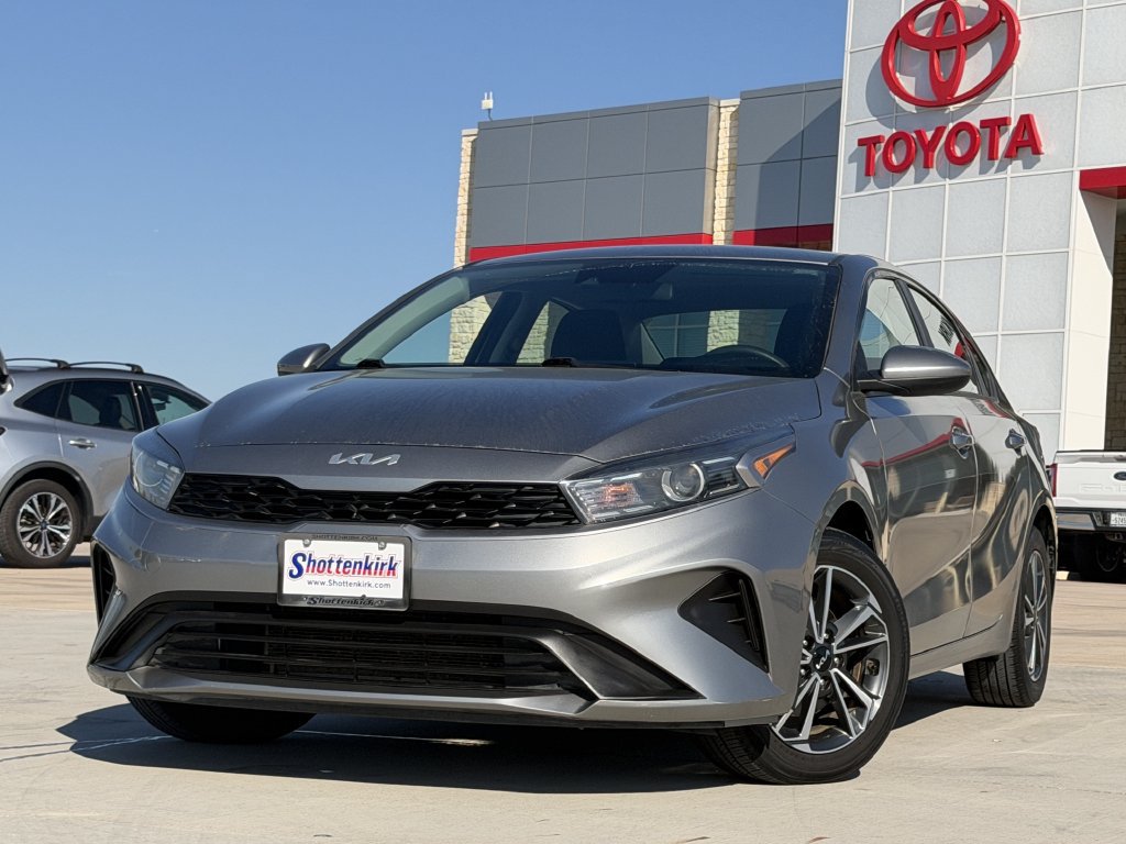 Used 2022 Kia Forte LXS FWD image 2