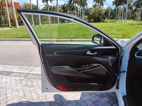 Used 2019 Kia Cadenza Limited FWD image 24