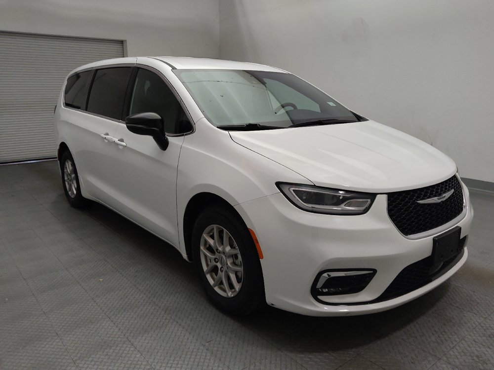 Used 2025 Chrysler Pacifica Select FWD image 13