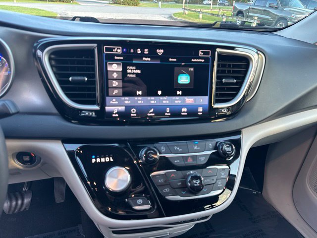 Used 2023 Chrysler Pacifica Touring-L FWD image 55