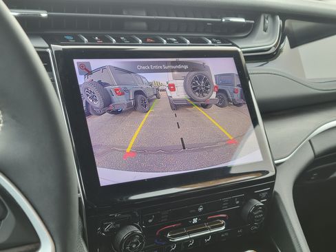 Used 2023 Jeep Grand Cherokee 4WD 4xe image 17