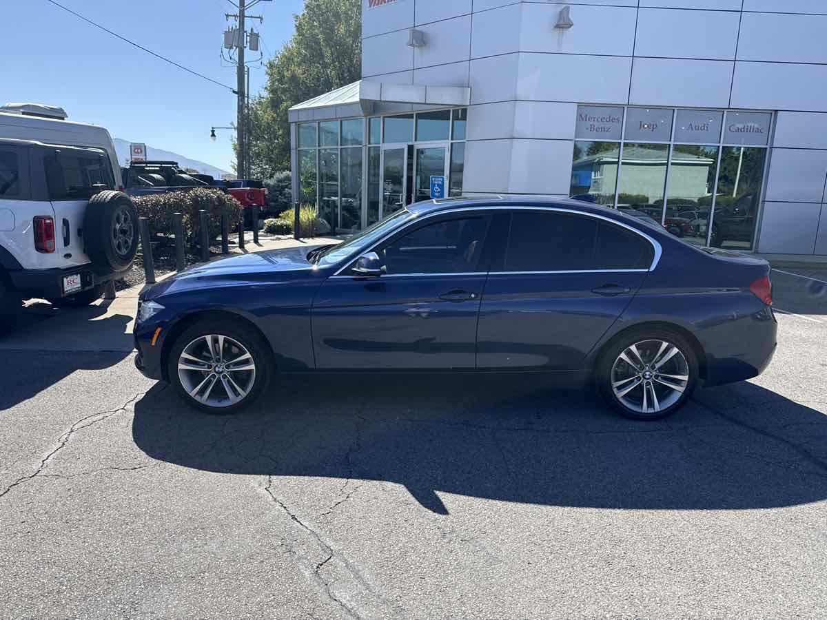 Used 2017 BMW 330i xDrive Sedan AWD/4WD image 8