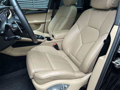 Used 2025 Porsche Macan image 5