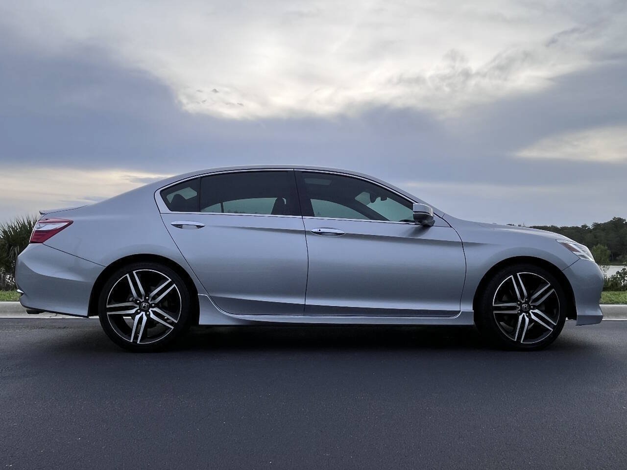 Used 2017 Honda Accord Touring image 14