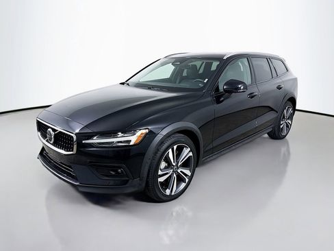 Used 2025 Volvo V60 B5 Cross Country Plus AWD/4WD image 3