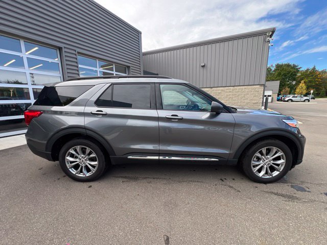 Used 2024 Ford Explorer XLT w/ Equipment Group 202A AWD/4WD image 4