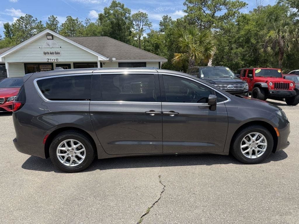 Used 2017 Chrysler Pacifica Touring FWD image 4