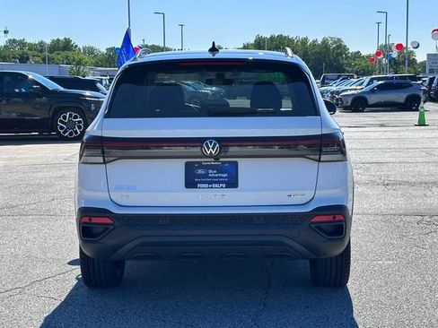 Used 2025 Volkswagen Taos SE AWD/4WD image 6