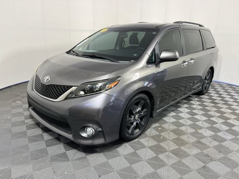 Used 2015 Toyota Sienna SE FWD image 9