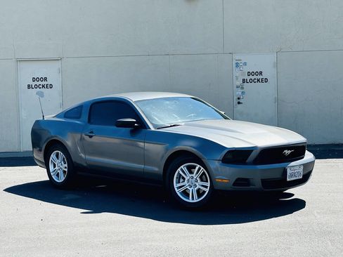 Used 2011 Ford Mustang Coupe RWD image 2