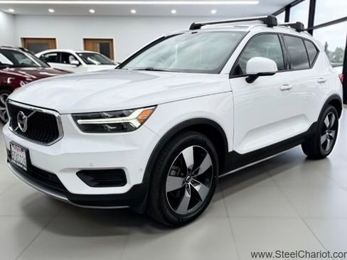 Used 2019 Volvo XC40 T5 Momentum image 2