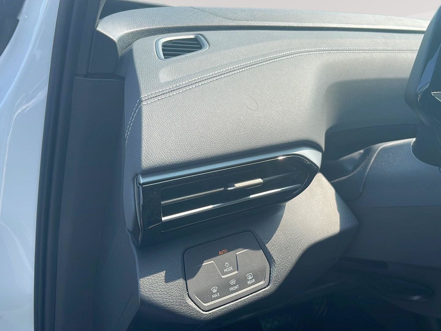 Certified 2025 Volkswagen ID.4 Pro AWD/4WD image 23
