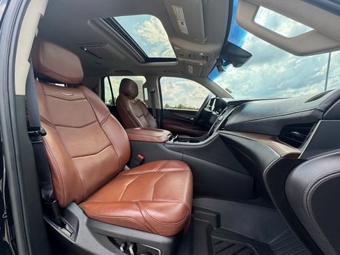 Used 2020 Cadillac Escalade Premium Luxury w/ Escalade Sport Edition AWD/4WD image 32