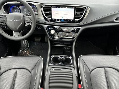 Used 2024 Chrysler Pacifica Limited w/ Uconnect Theater Family Group image 14